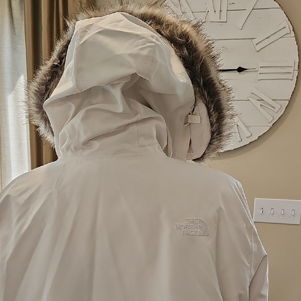 The North Face Women's Arctic Parka with Faux Fur Hood; NWT; Size XXL - Picture 8 of 11